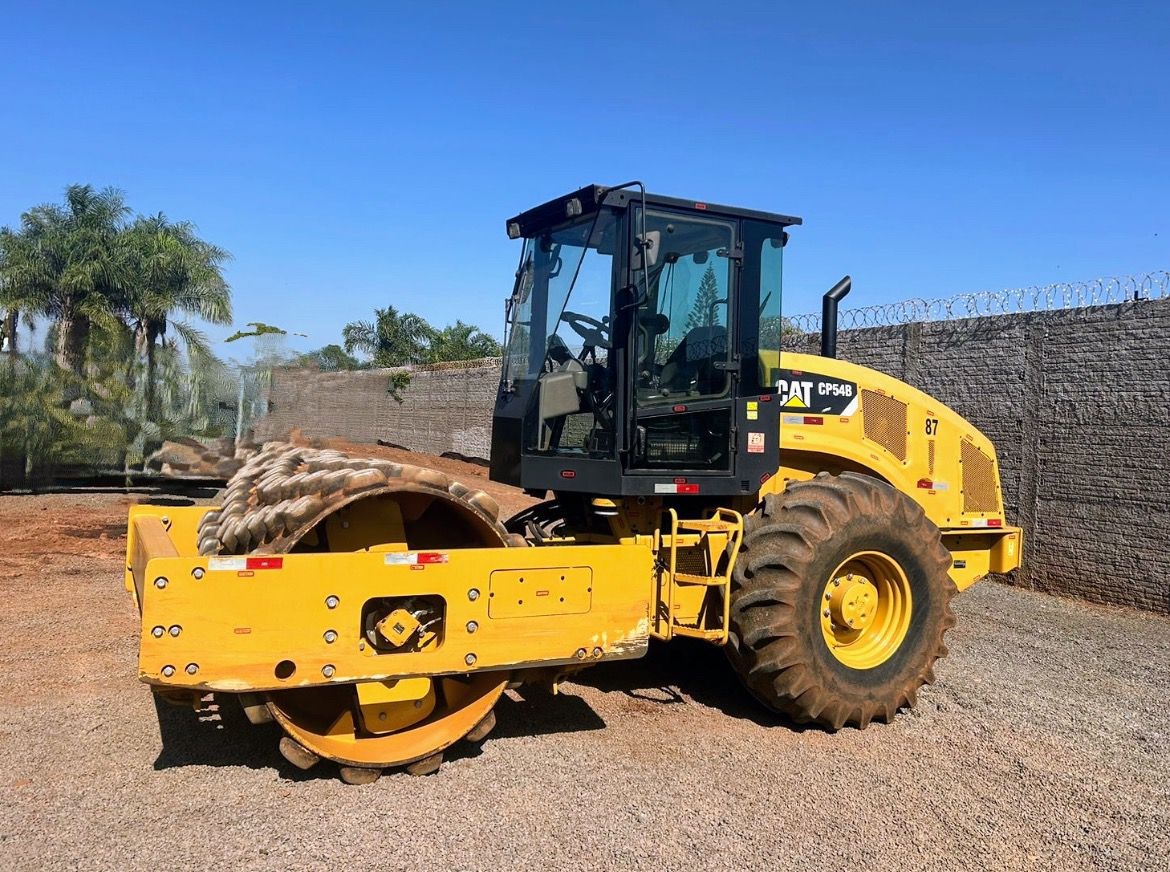 Rolo Compactador Caterpillar CP54B 2014