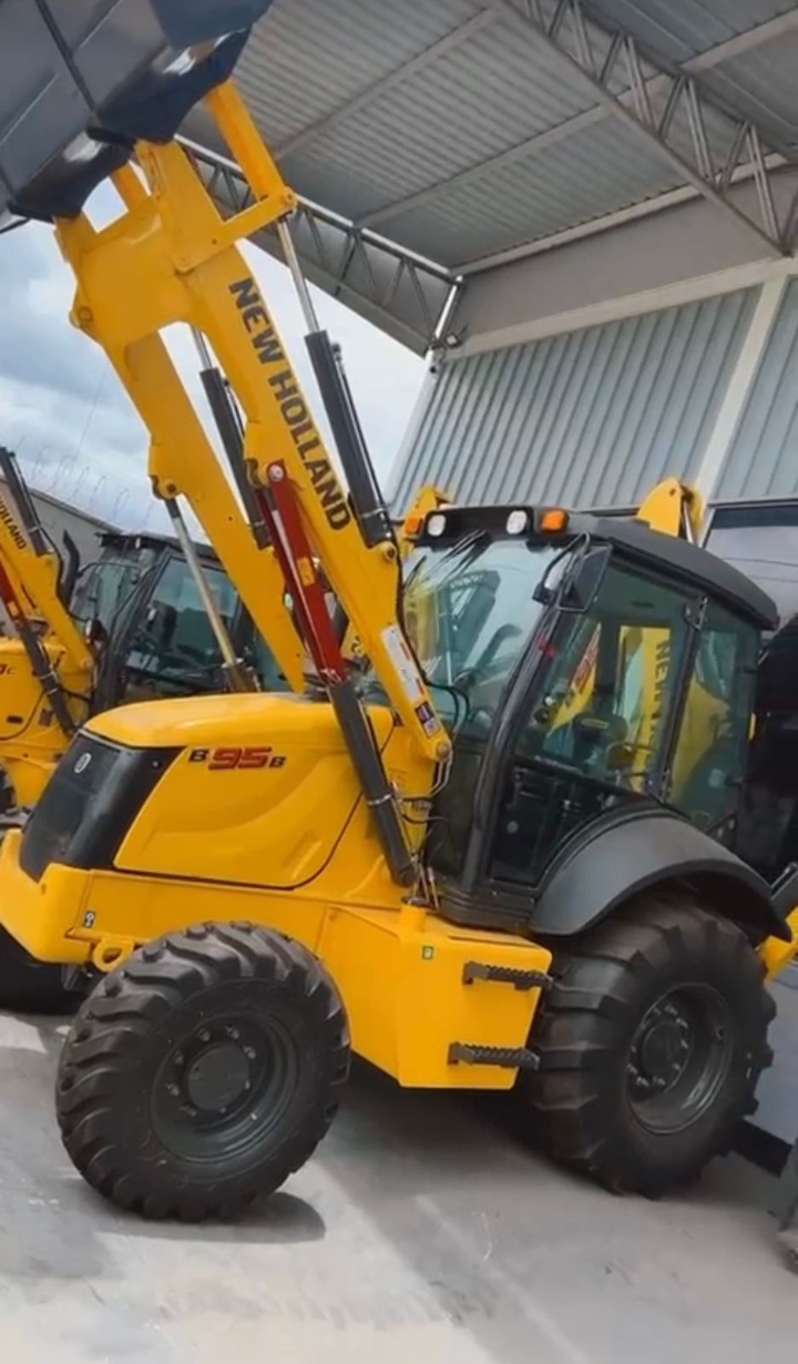 Retroescavadeira New Holland B95B 2023