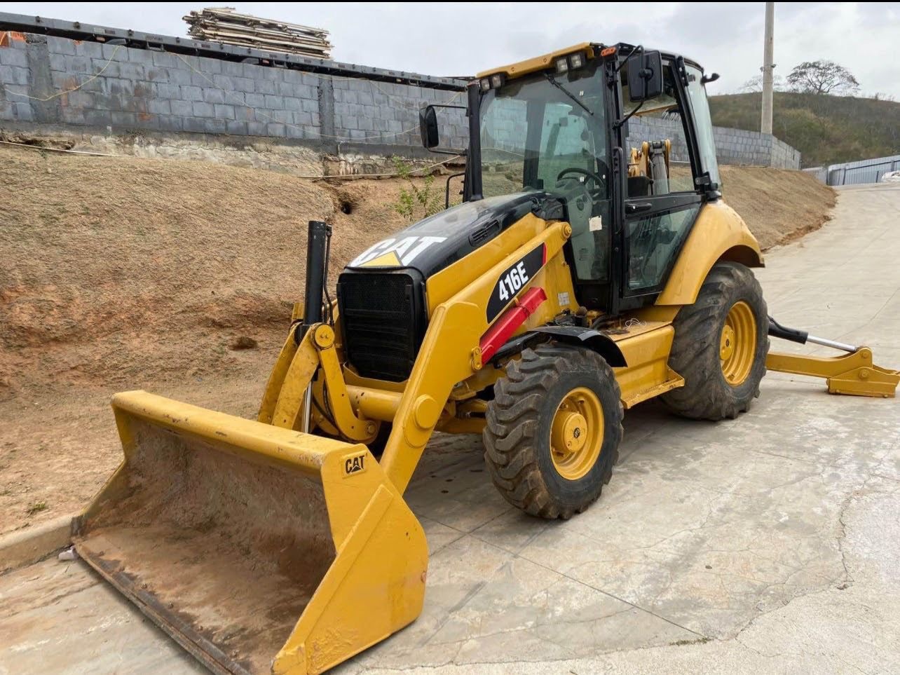 Retroescavadeira Caterpillar 416E 2011