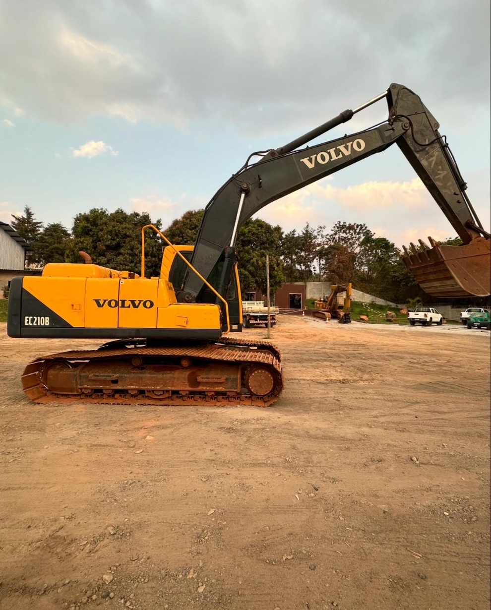 Escavadeira Volvo EC210B 2014