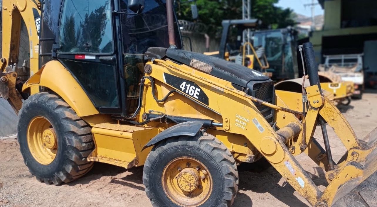 Retroescavadeira Caterpillar 416E 2013