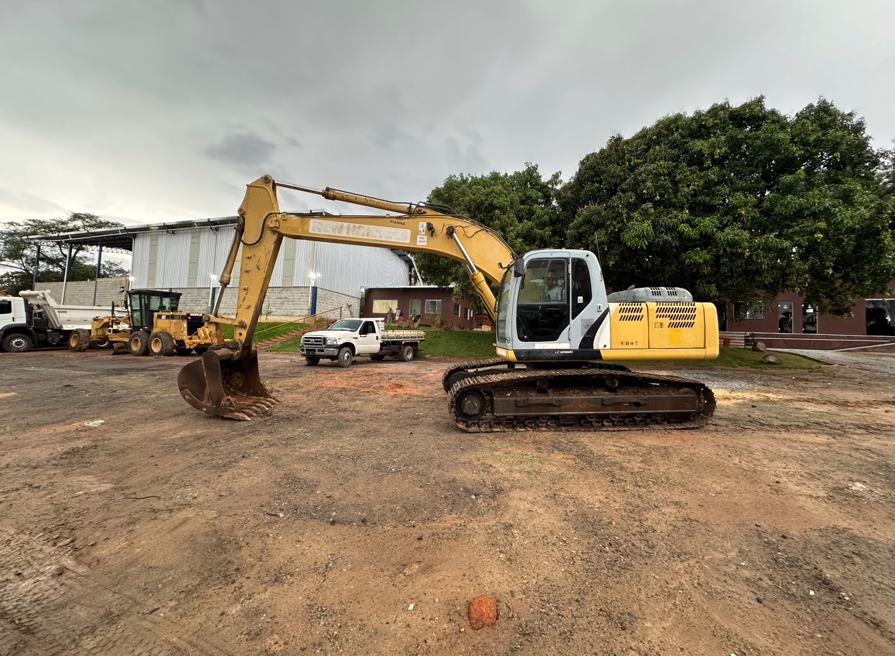 Escavadeira New Holland  E215 B 2010