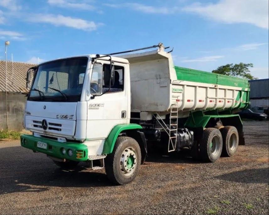 Caminhão Mecedes Benz Atego 2428 2005