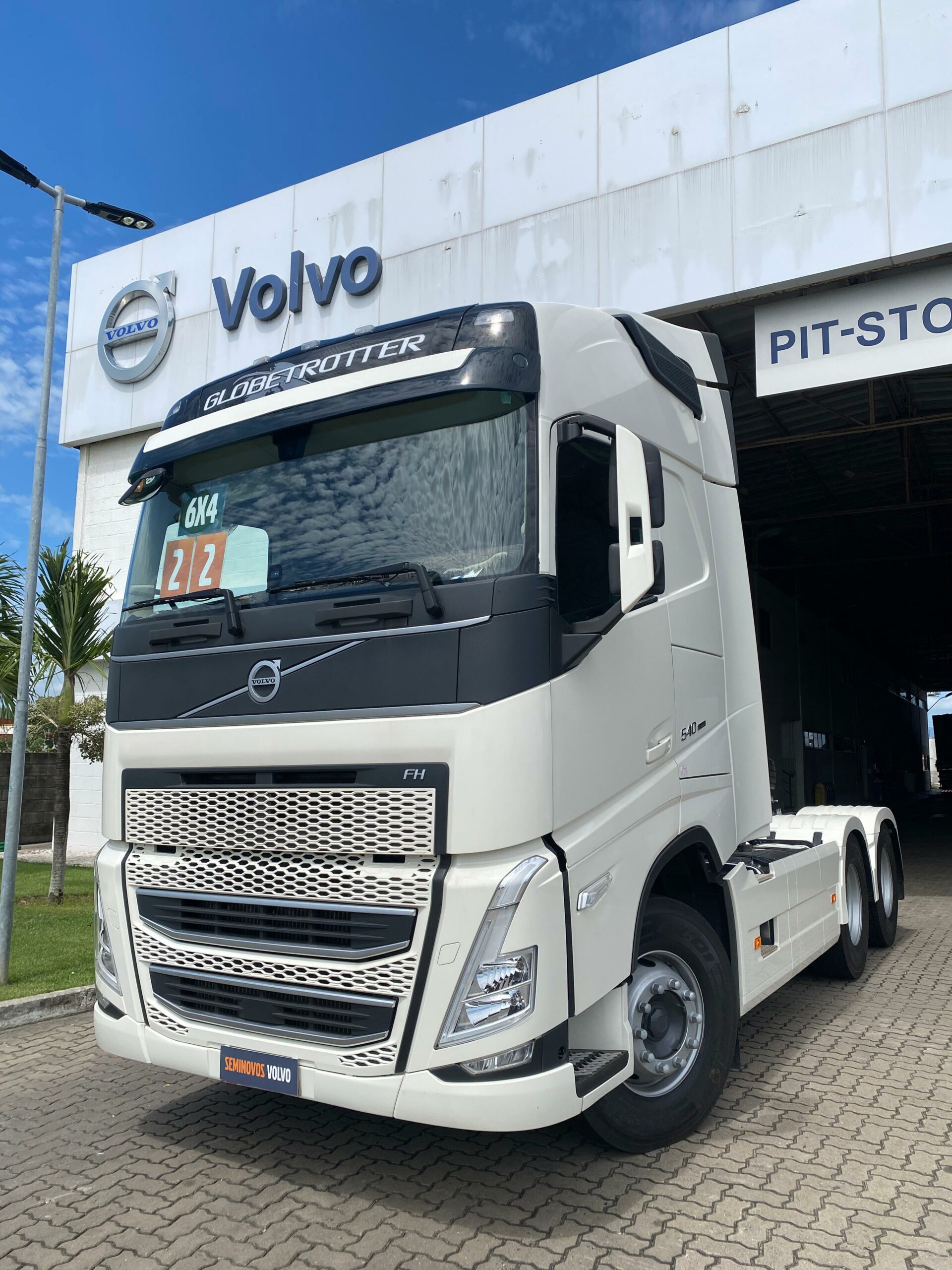 Caminhão Volvo FH 540 6x4T 2022