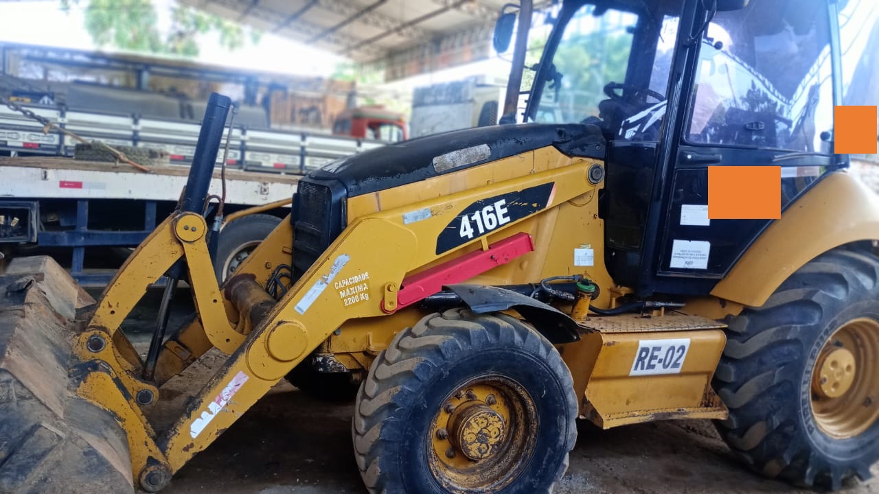 Retroescavadeira Caterpillar 416E 2012