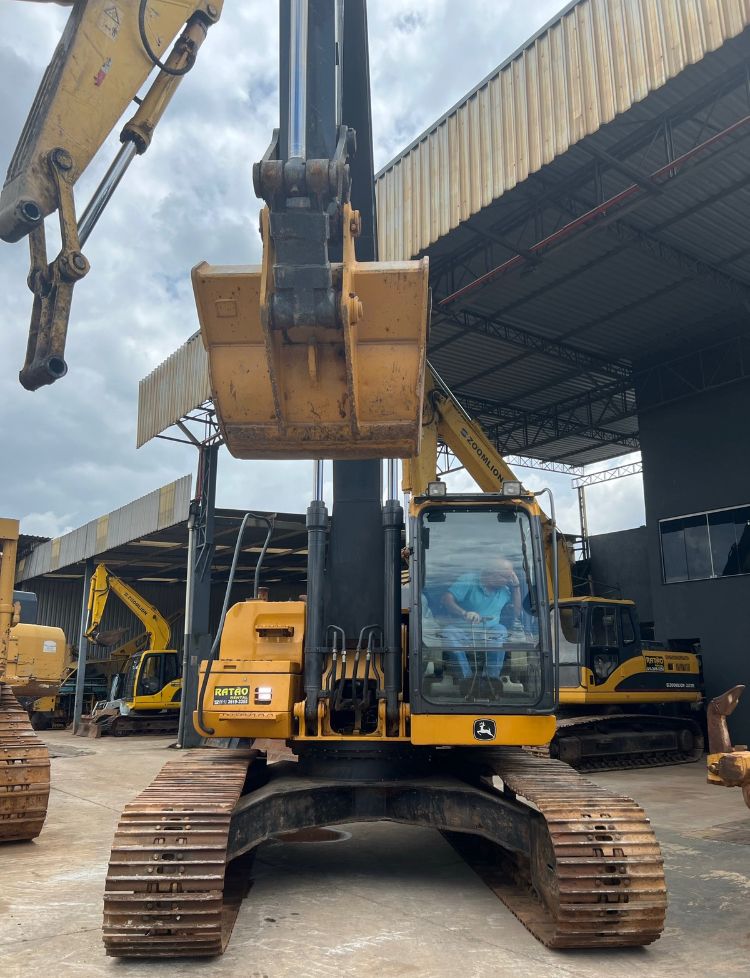 Escavadeira John Deere 210G LC 2015