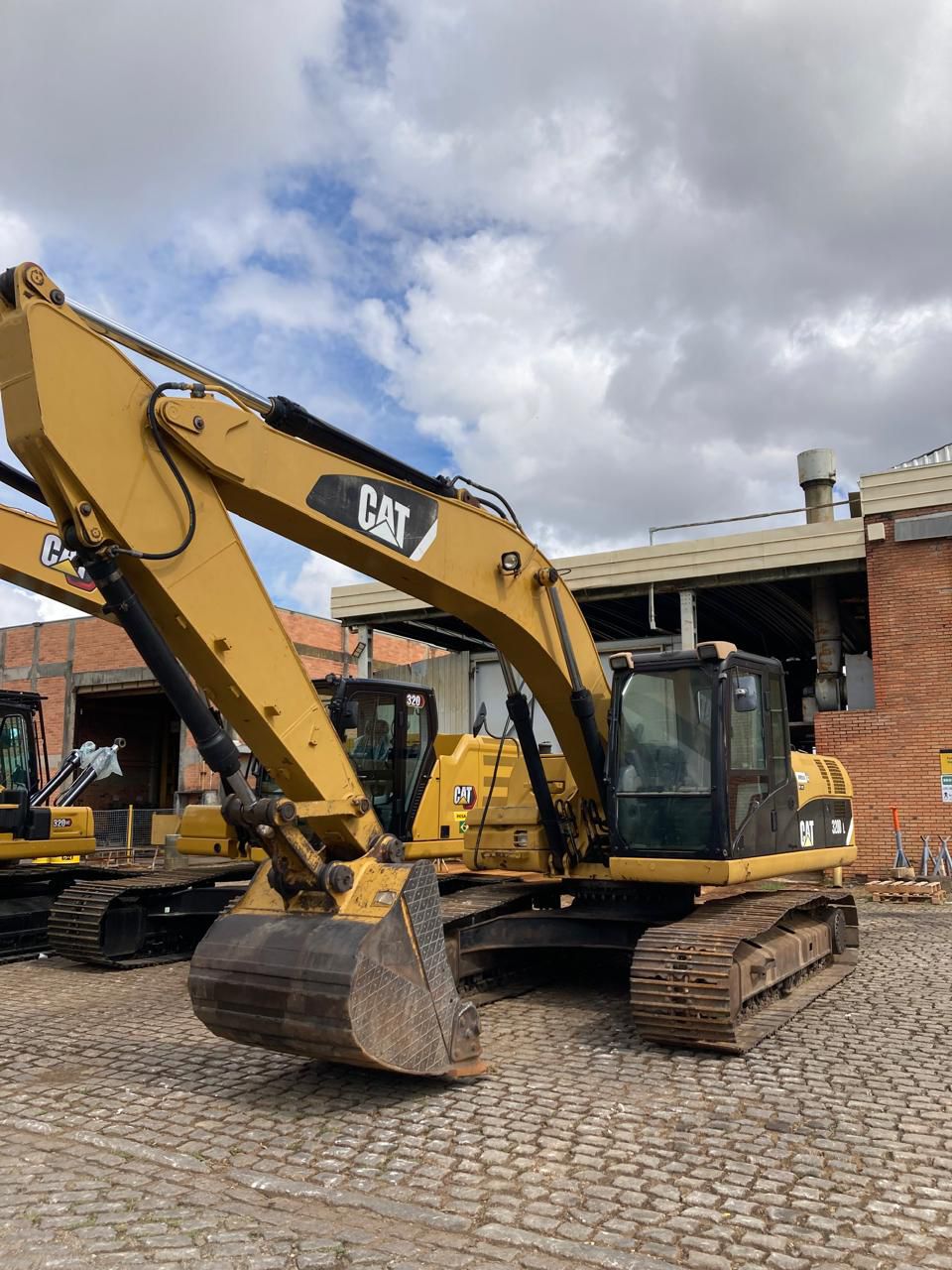 Escavadeira Caterpillar 320 DL 2011