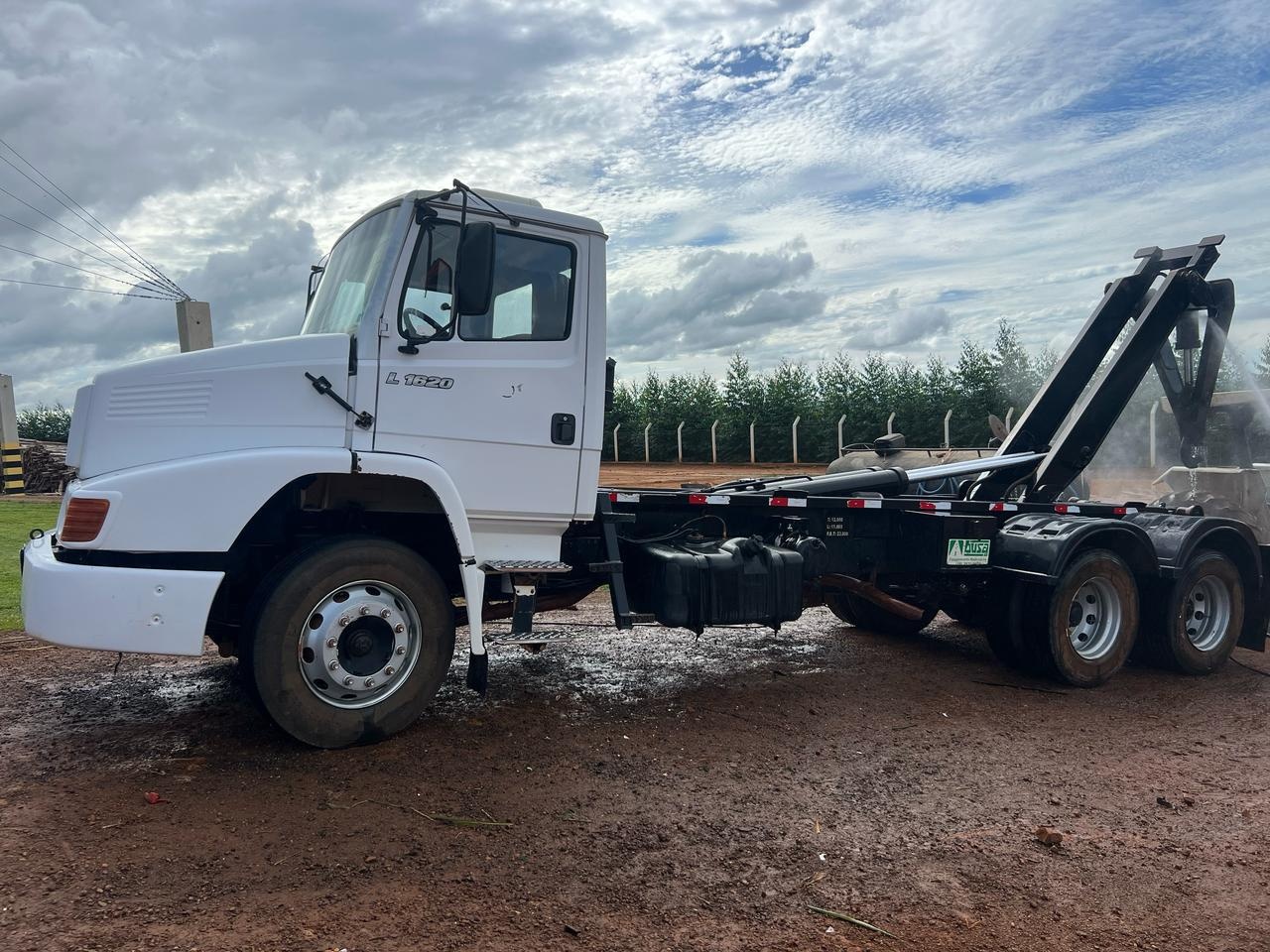 Caminhão Mercedes Benz l 1620 2008