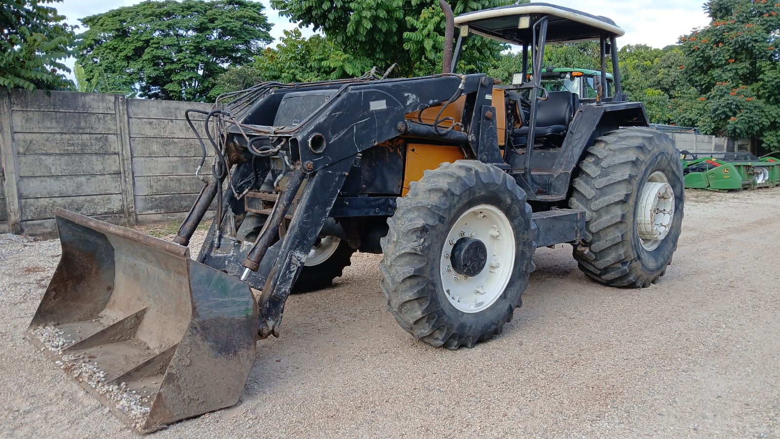 Trator agrícola Valtra BH 140 4X4 2005