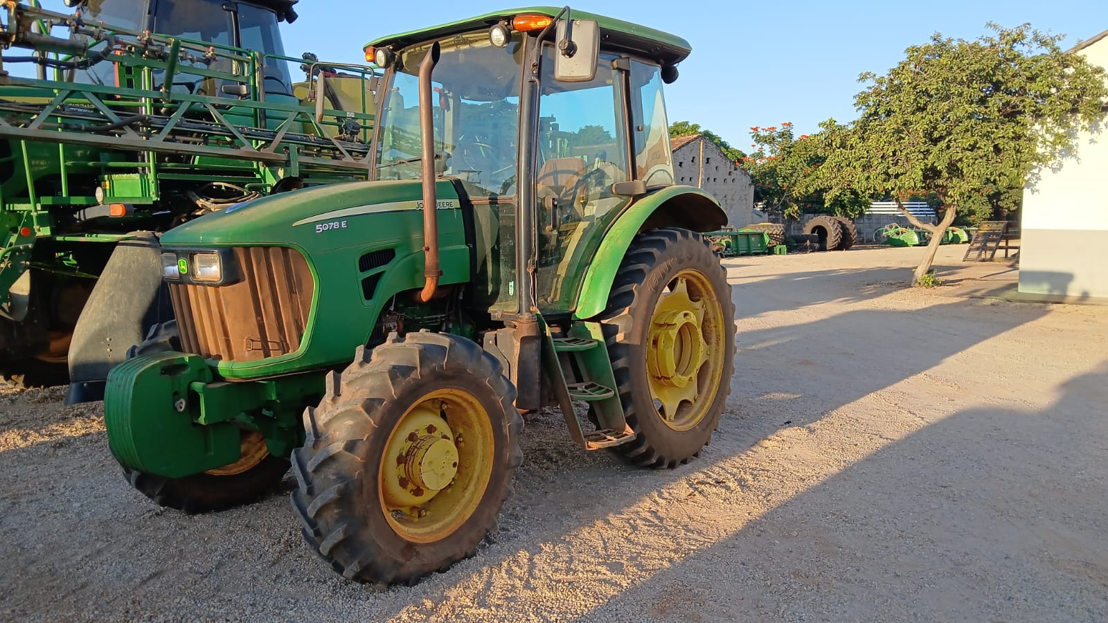 Trator agrícola John Deere 5078E 4X4 2014