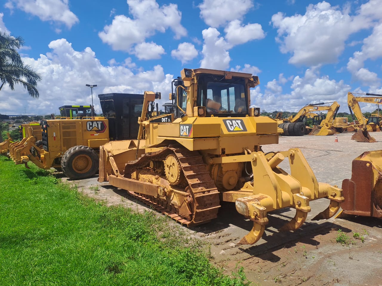 Trator de esteira Caterpillar D6T 2021
