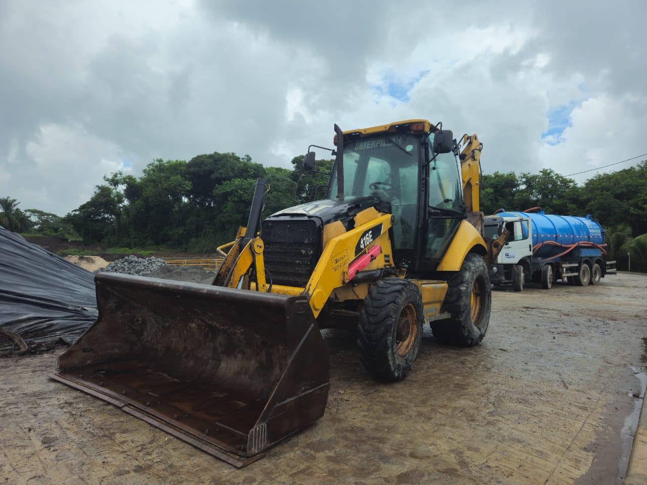 Retroescavadeira Caterpillar 416E 2011