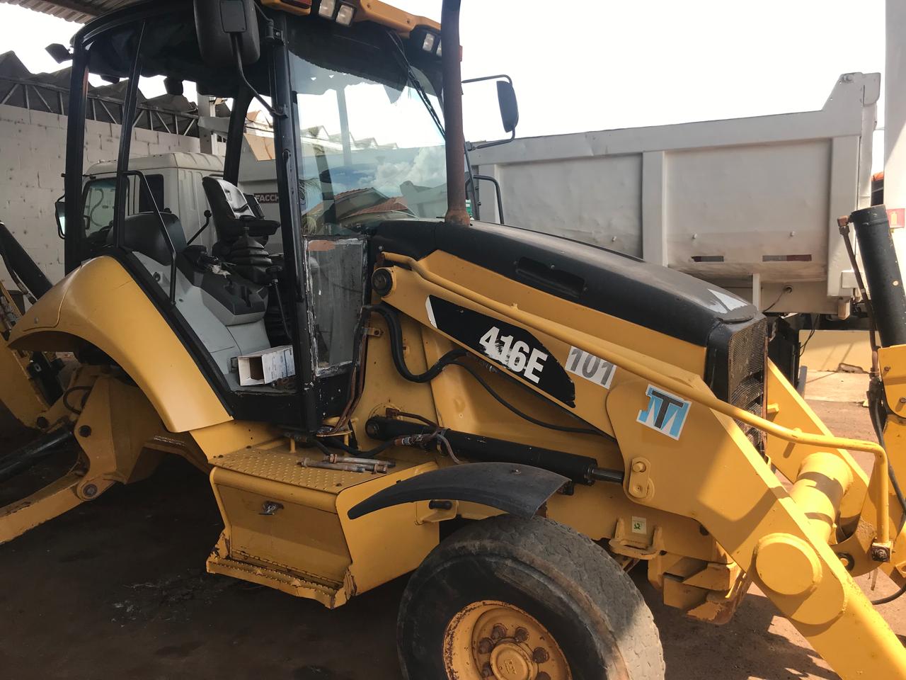 Retroescavadeira Caterpillar 416E 4X2 2013