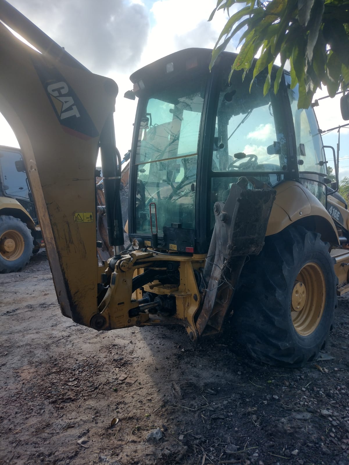 Retroescavadeira Caterpillar 416E 2016