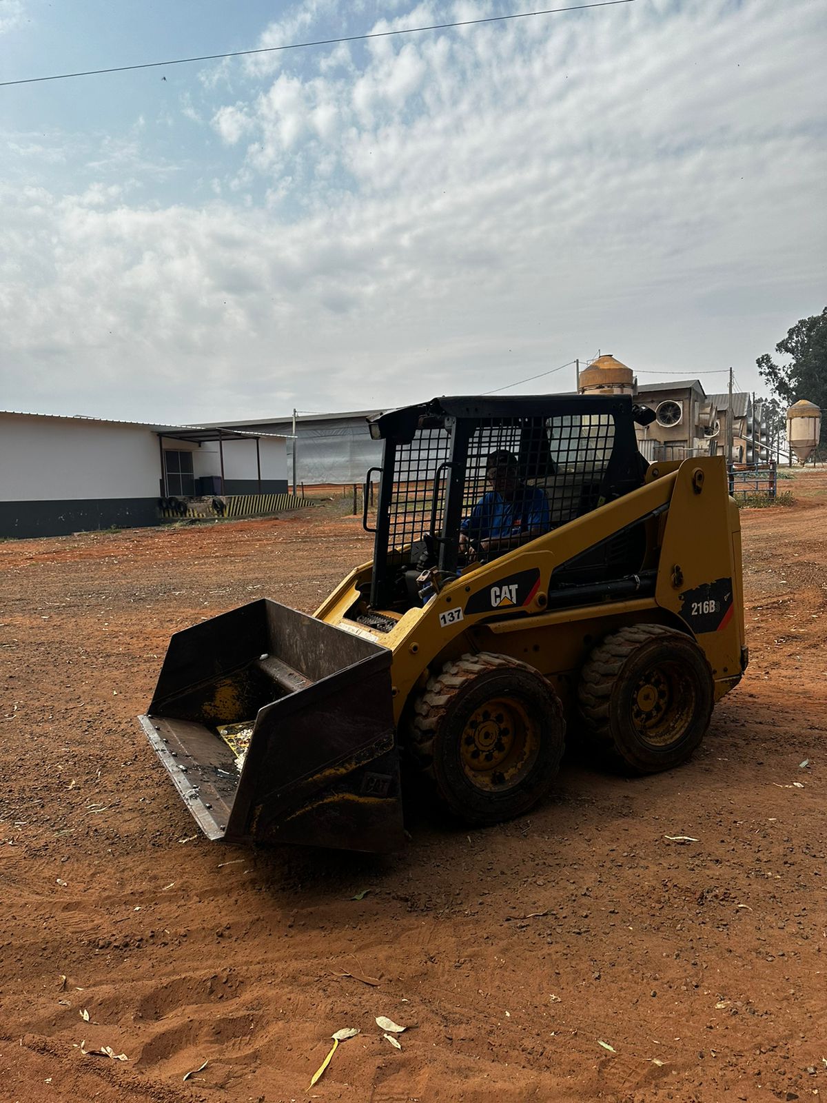 Mini Carregadeira Caterpillar 216B3 2015