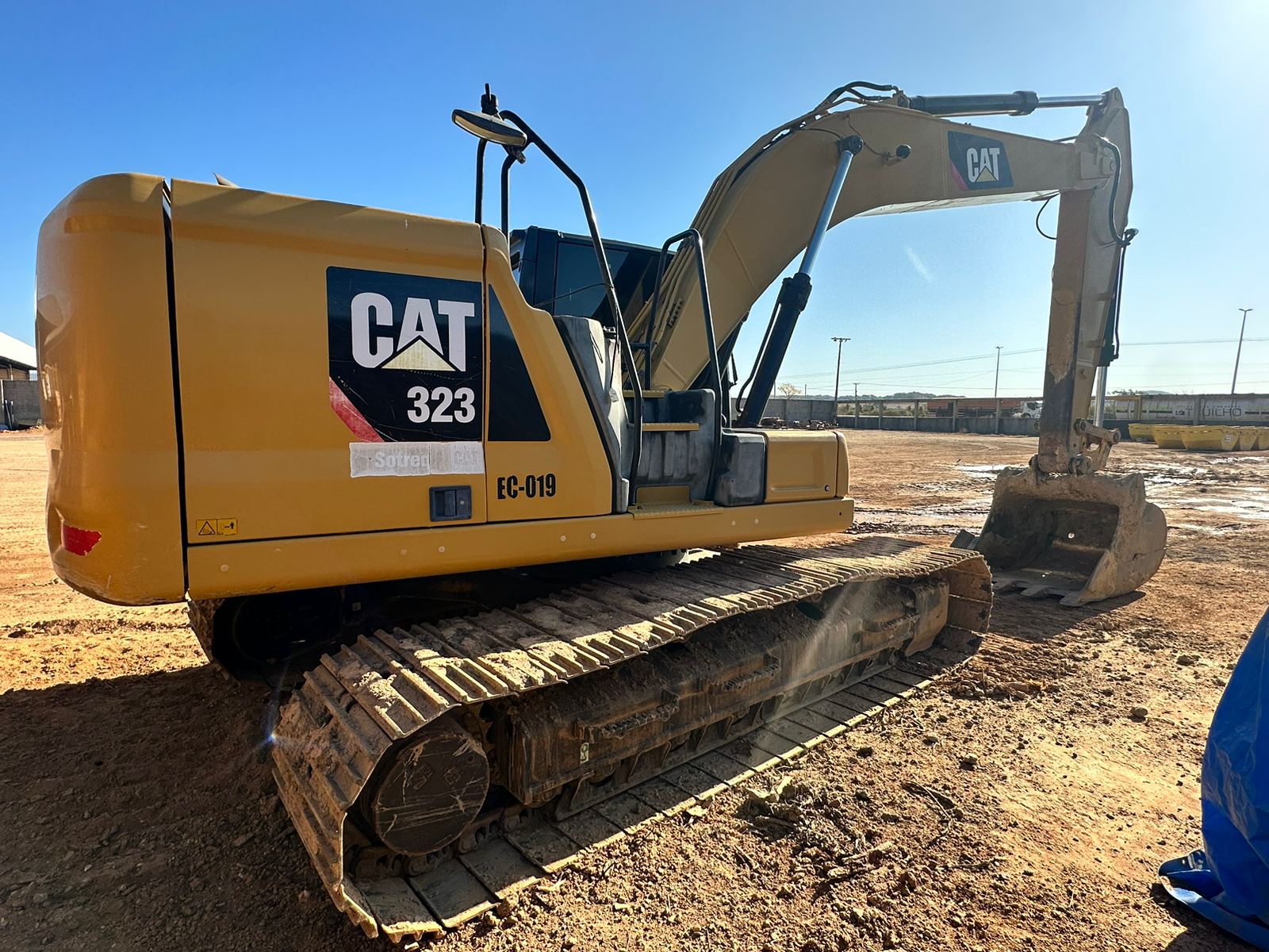 Escavadeira Caterpillar 323 2019