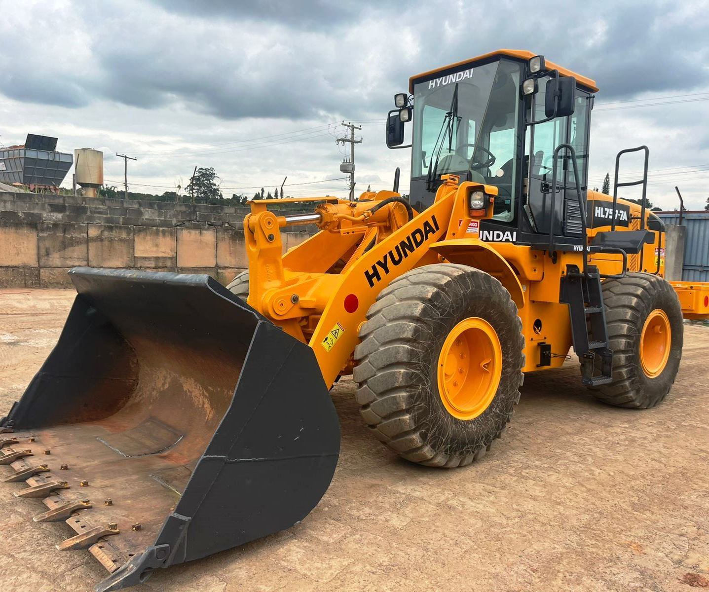 Pá Carregadeira Hyundai HL757 2011