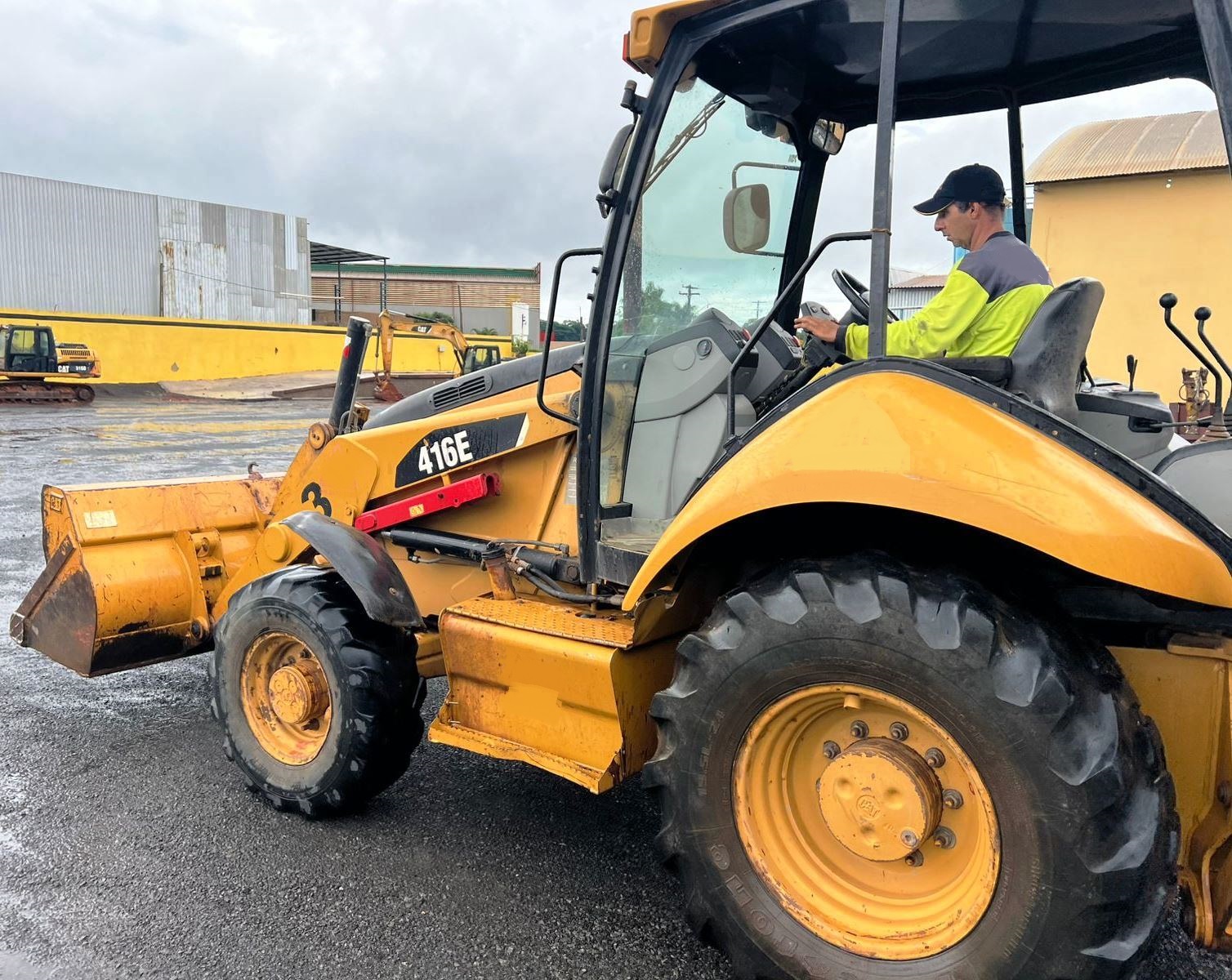 Retroescavadeira Caterpillar 416E 2011