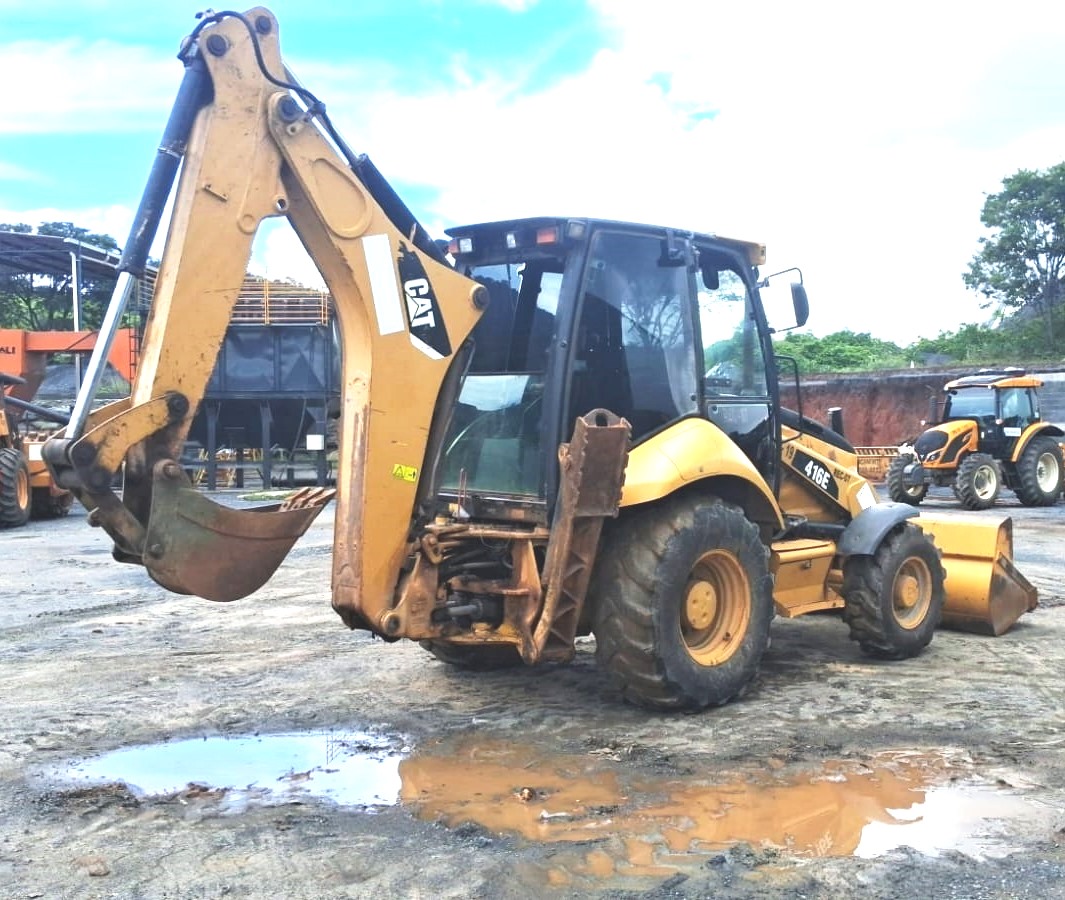 Retroescavadeira Caterpillar 416E 2012