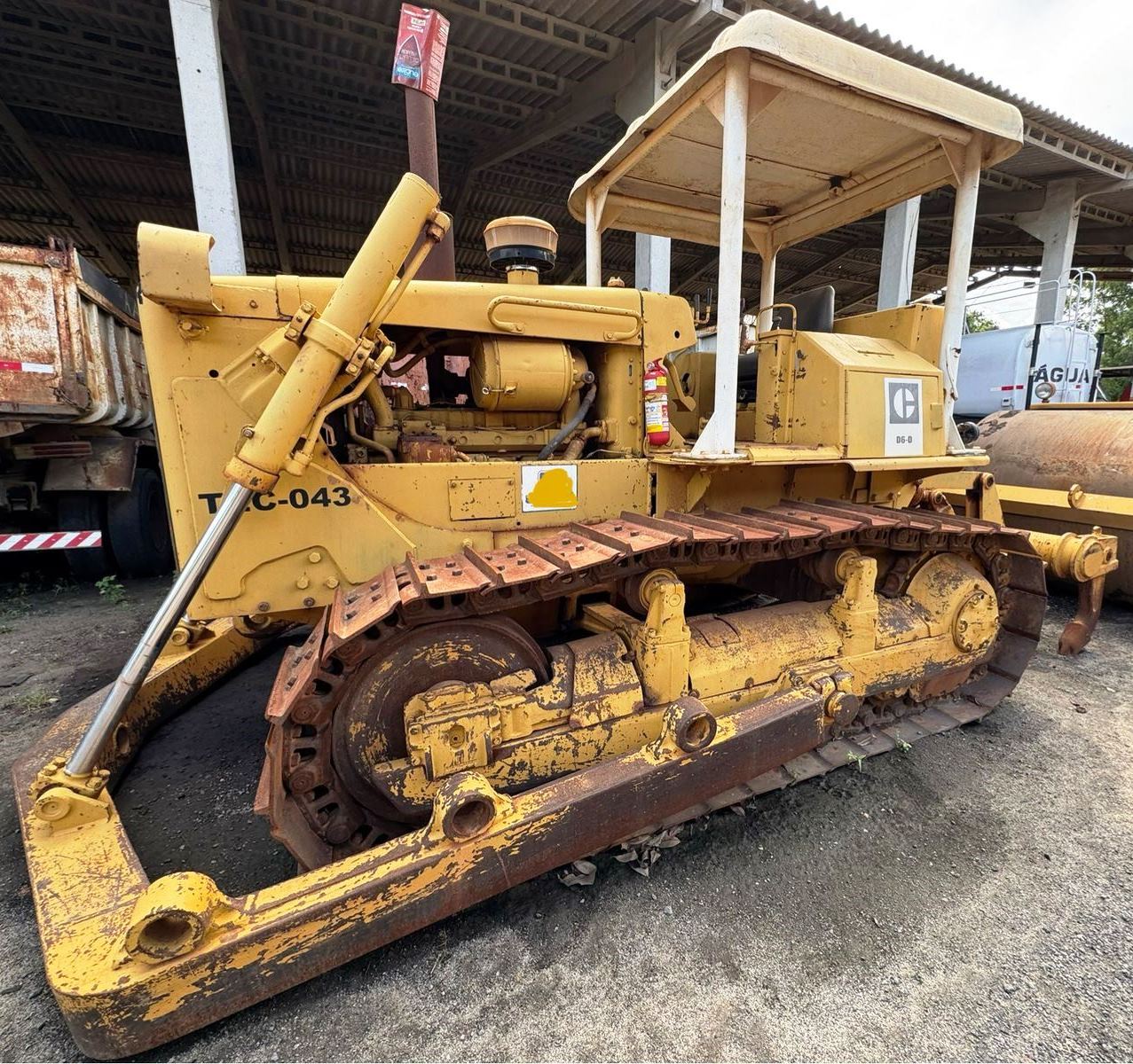 Trator de esteira Caterpillar D6DPS 1985