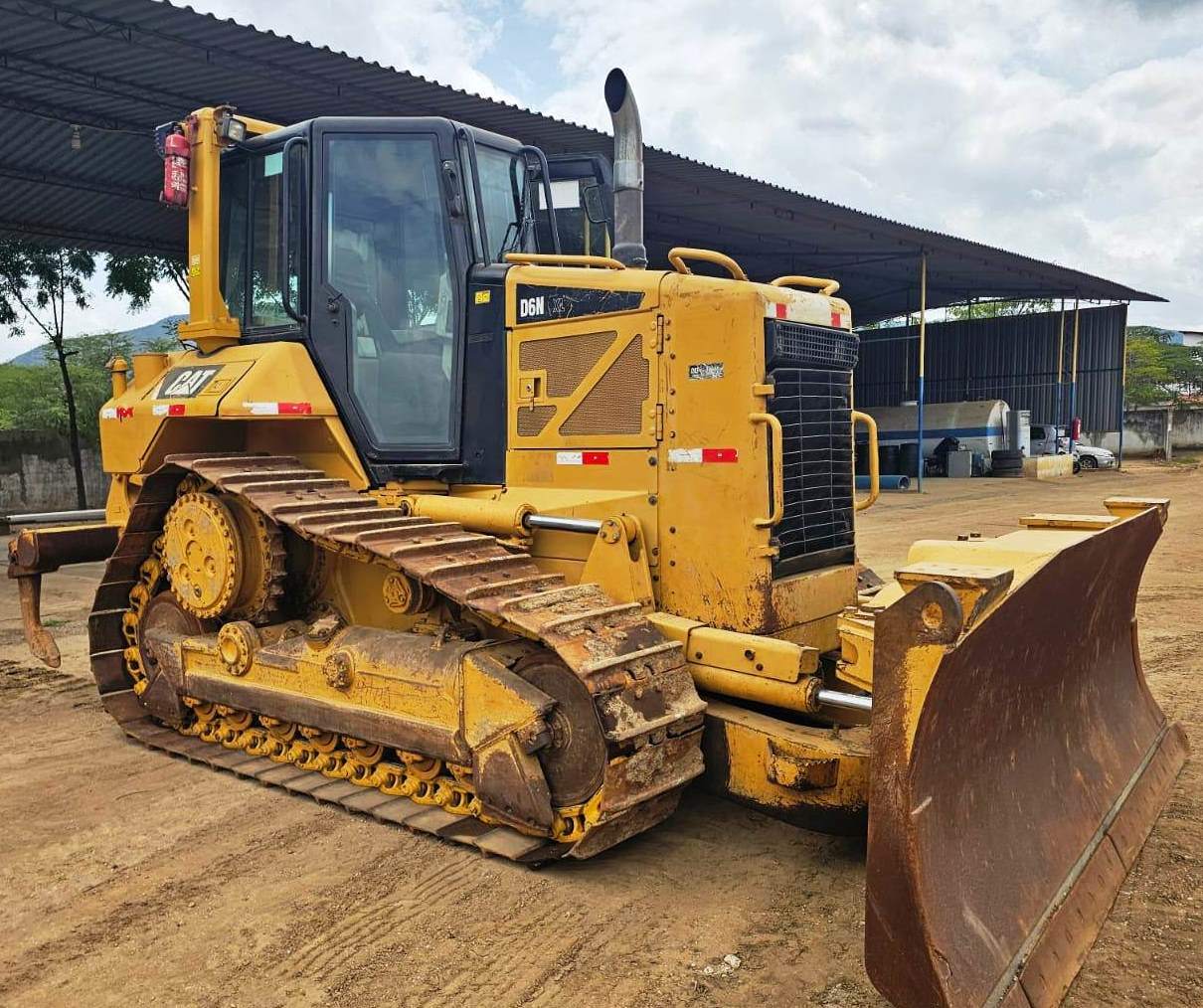 Trator de esteira Caterpillar D6N 2013