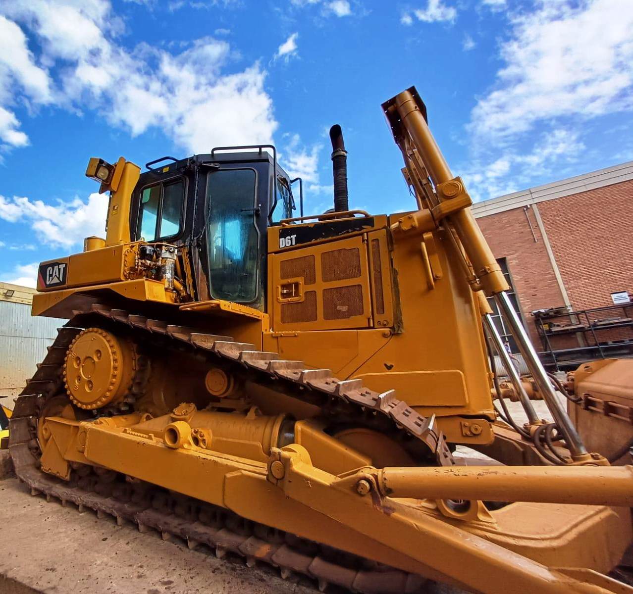 Trator de esteira Caterpillar D6T 2013