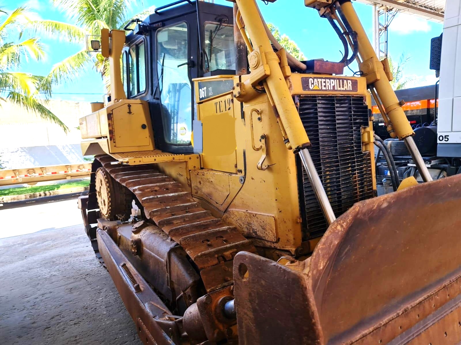 Trator de esteira Caterpillar D6T 2015