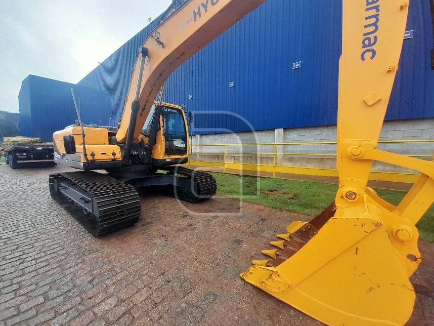 Escavadeira Hyundai R220 2021
