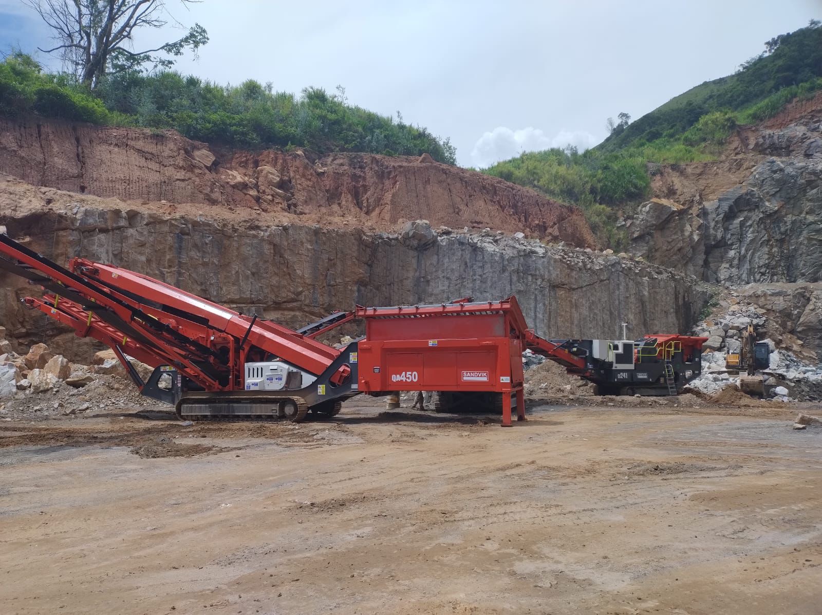 Conjunto de Britagem Móvel  Sandvik QJ-241 2012