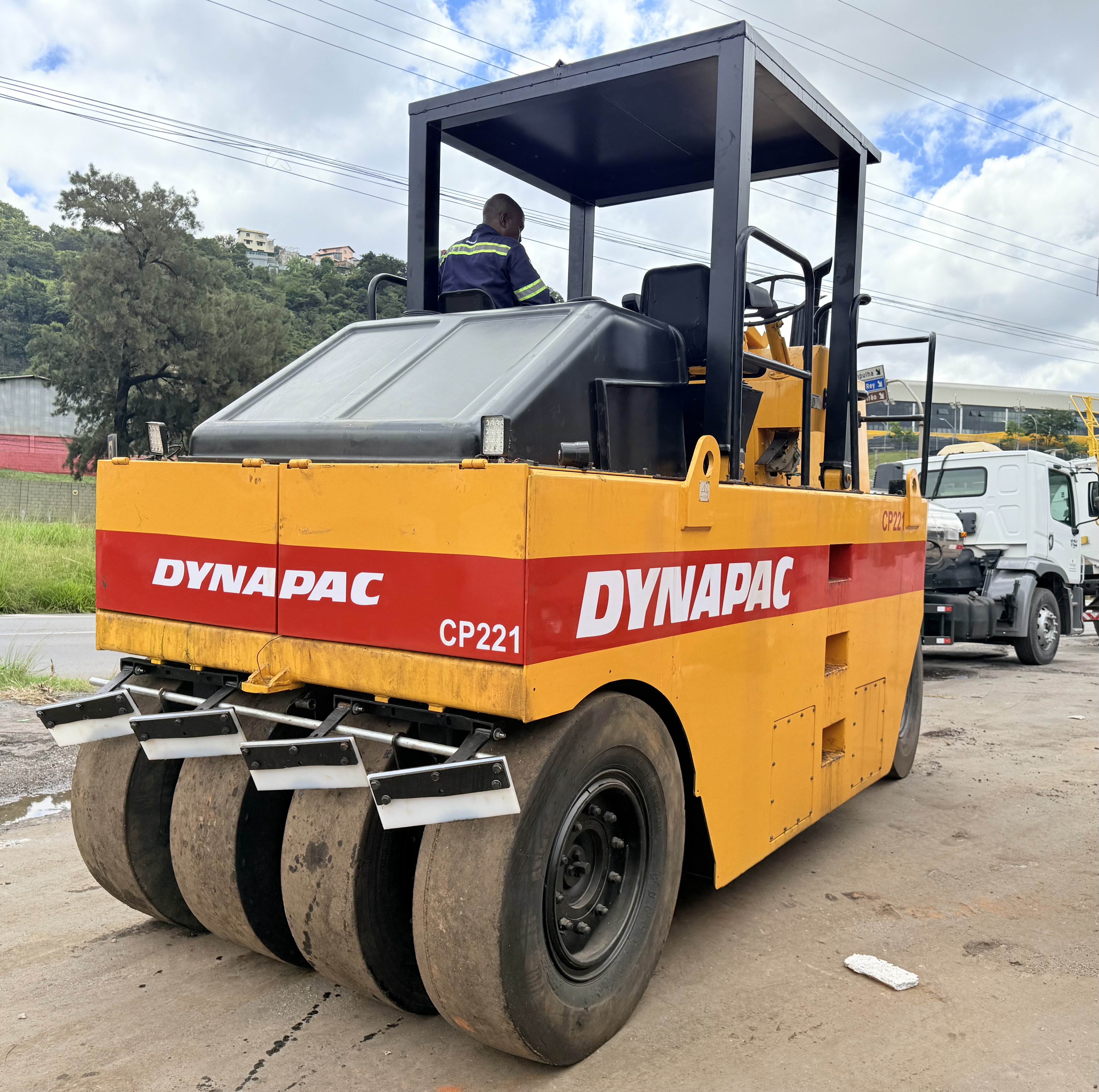 Rolo Compactador de Pneu Dynapac CP221 2003