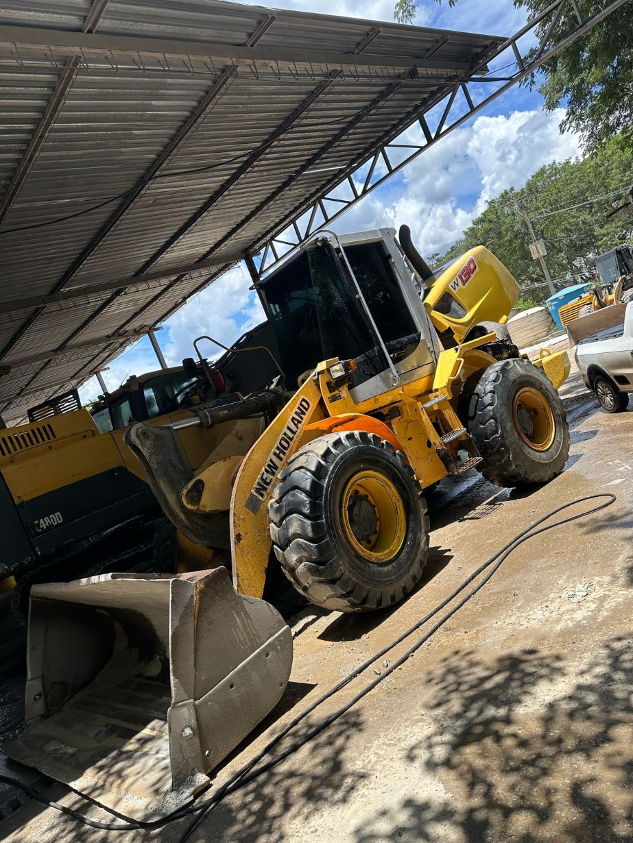 Pá Carregadeira New Holland W130B 2014