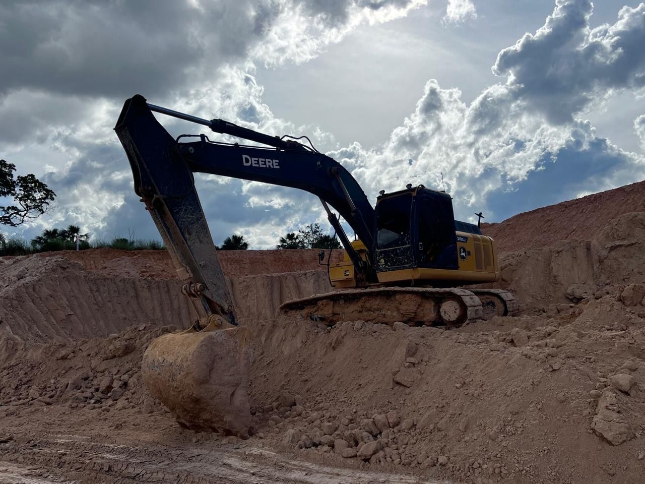 Escavadeira John Deere 210G LC 2021