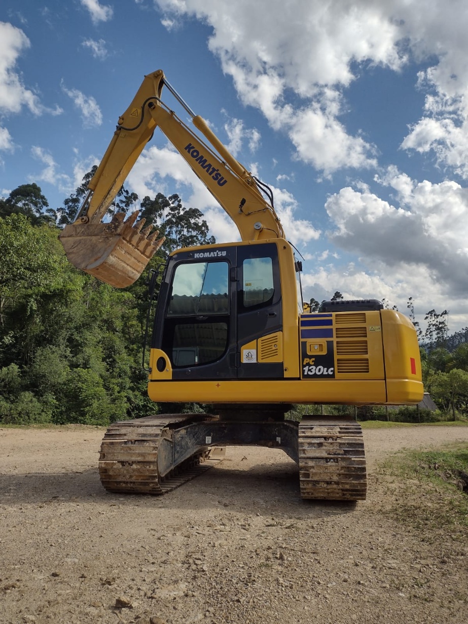 Escavadeira Komatsu PC130 2023