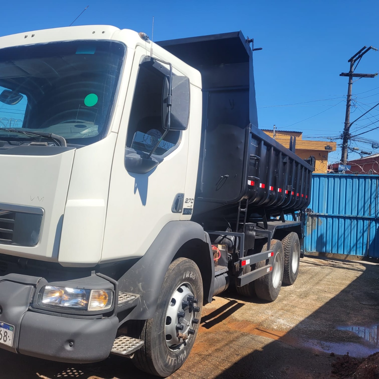 Caminhão Volvo VM 270 2013