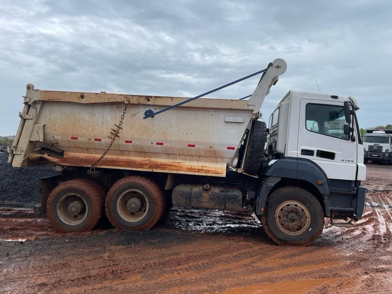 Caminhão Mercedes Benz AXOR 4144 2013