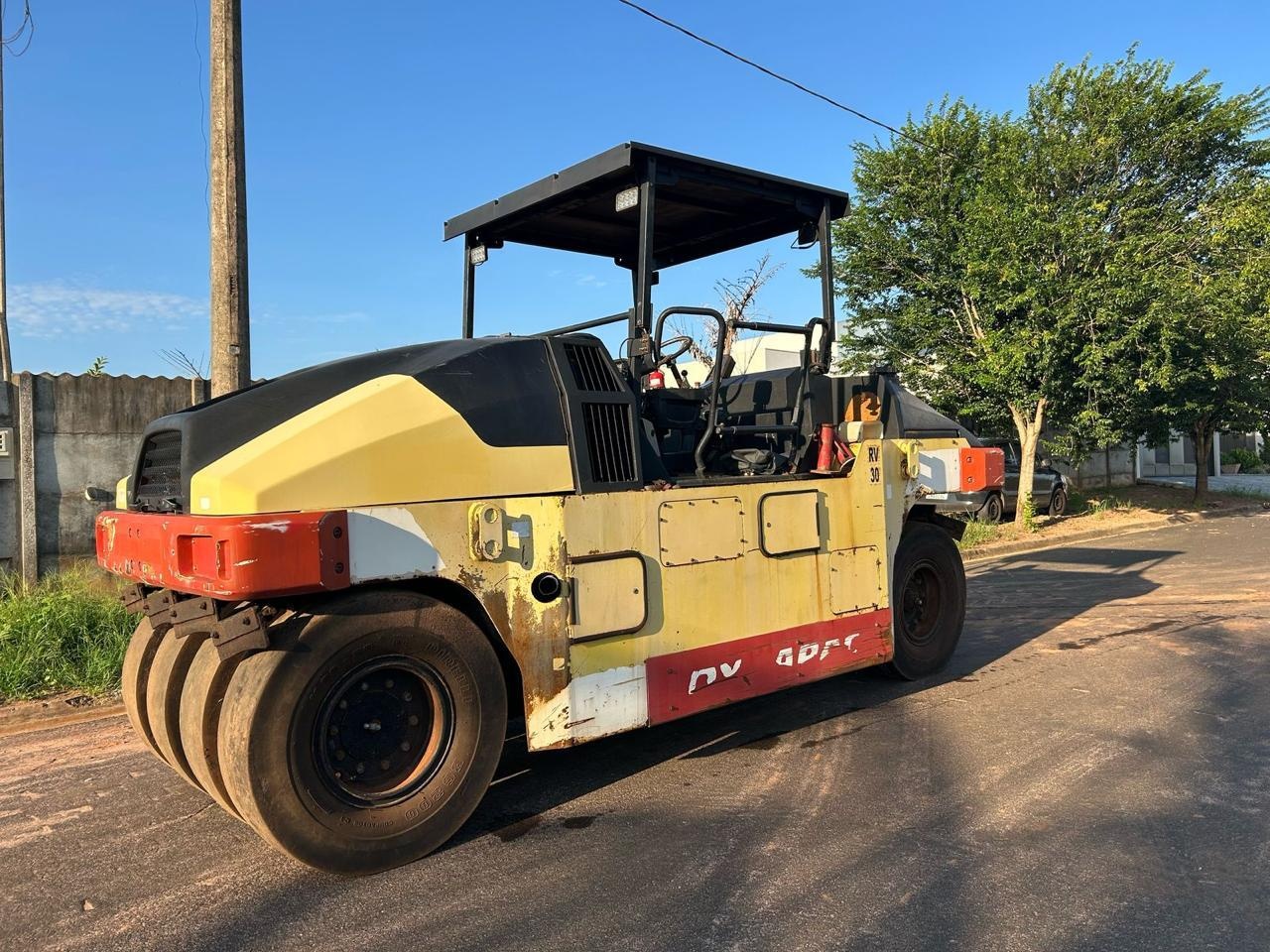 Rolo compactador Dynapac CP224 2013