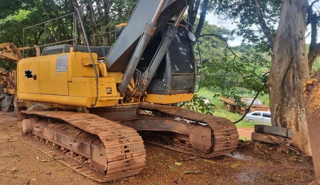 Escavadeira com garras John Deere 210G LC 2017