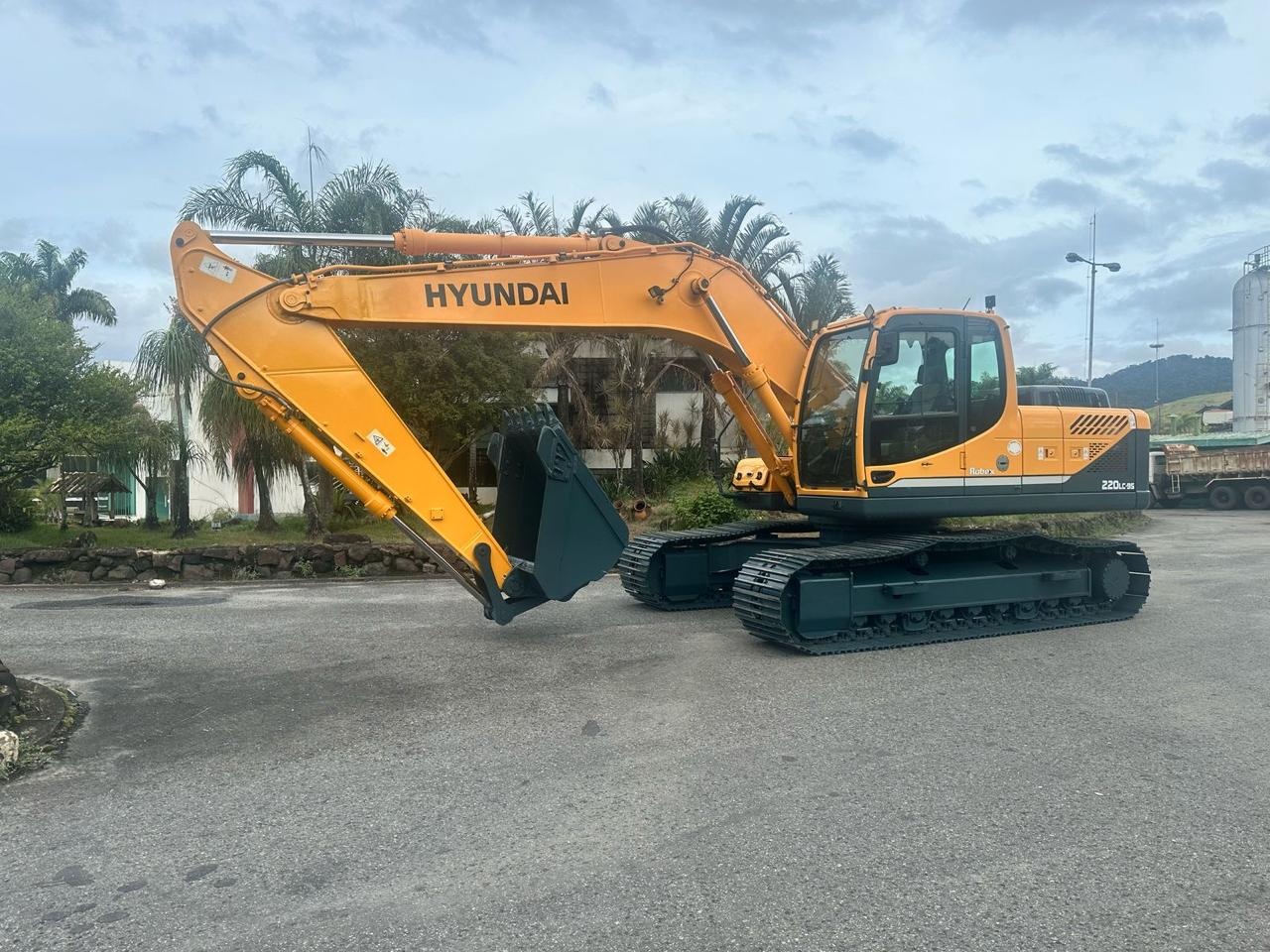 Escavadeira Hyundai R220LC-9S 2012