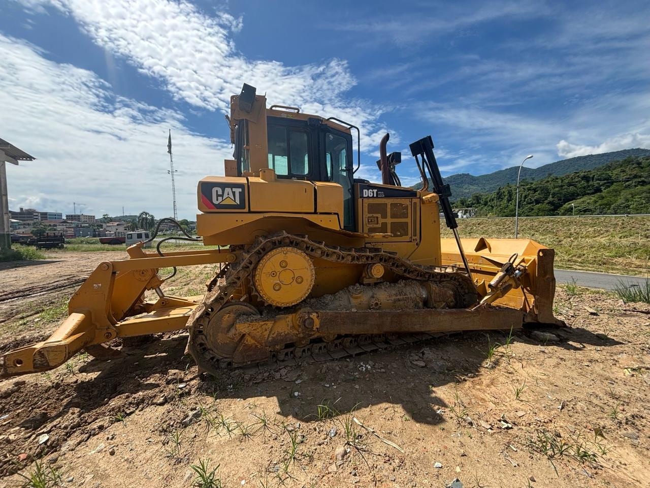Trator de esteira Caterpillar D6T 2008