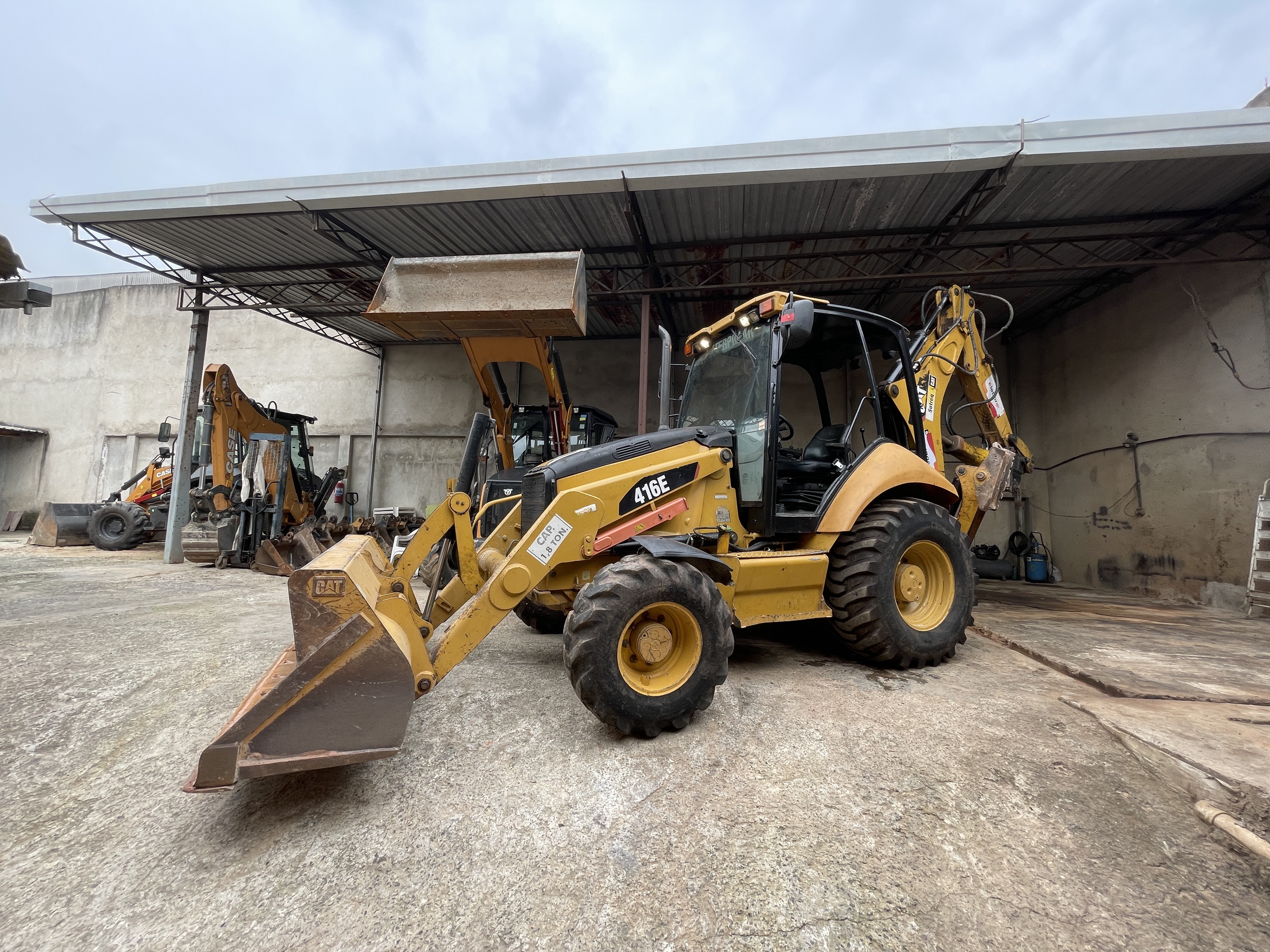 Retroescavadeira Caterpillar E416 4X4 2014