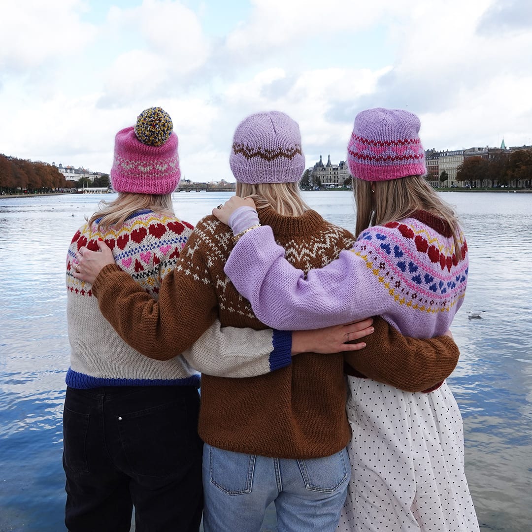 Erobrer Grøn baggrund januar Sweater til voksne med hjerter - strikkeopskrift | Red Barnet