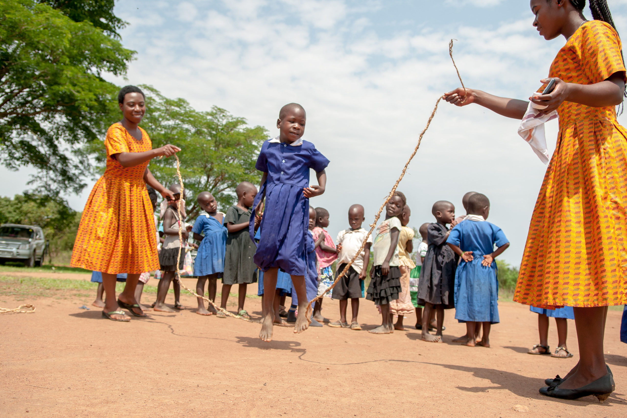Børn leger med sjippetov, Uganda