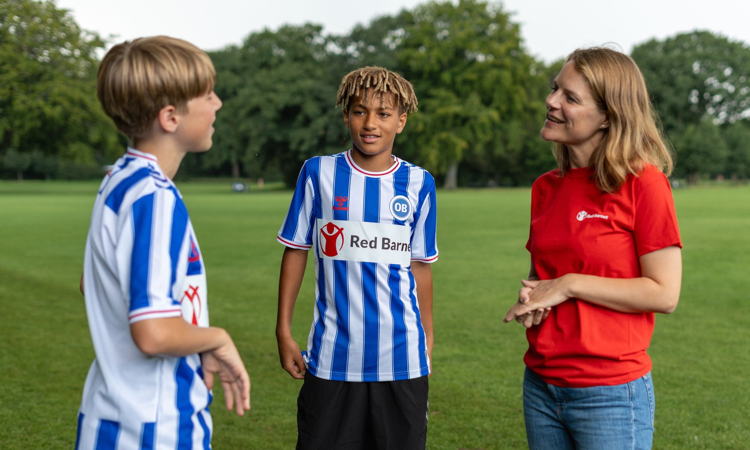 To spillere fra Odense Boldklub sammen med Johanne Schmidt-Nielsen