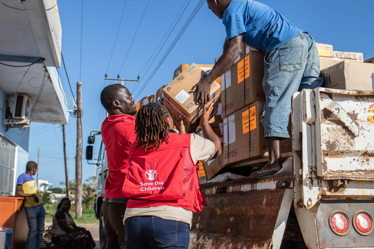 Billede af Red Barnet-medarbejdere, der uddeler nødhjælpspakker ud i Mozambique