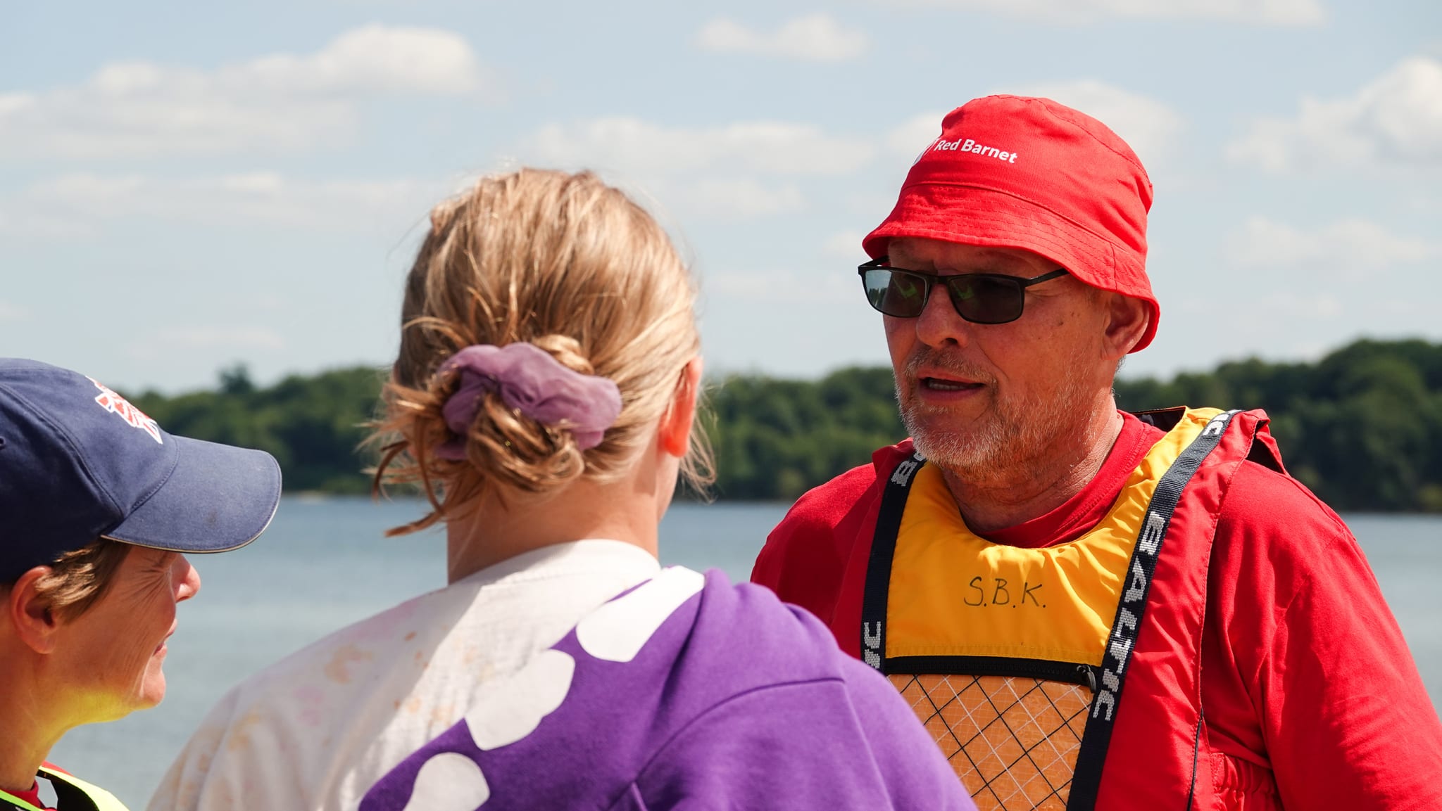 tre frivillige ved vandet