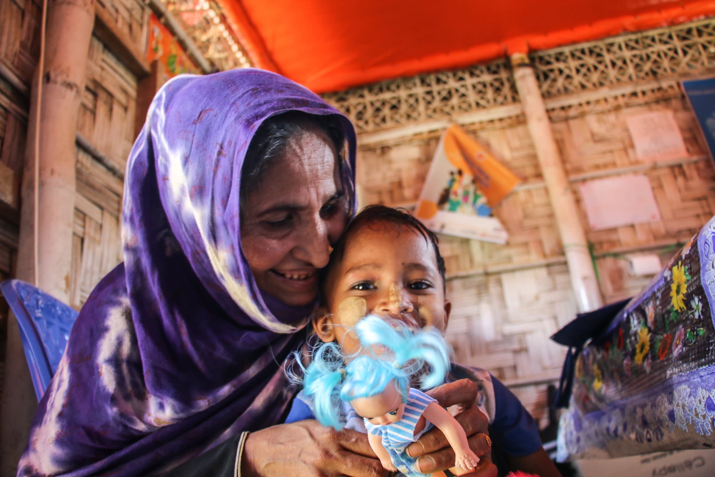 Mor og datter på en Red Barnet sundhedsklinik i Bangladesh