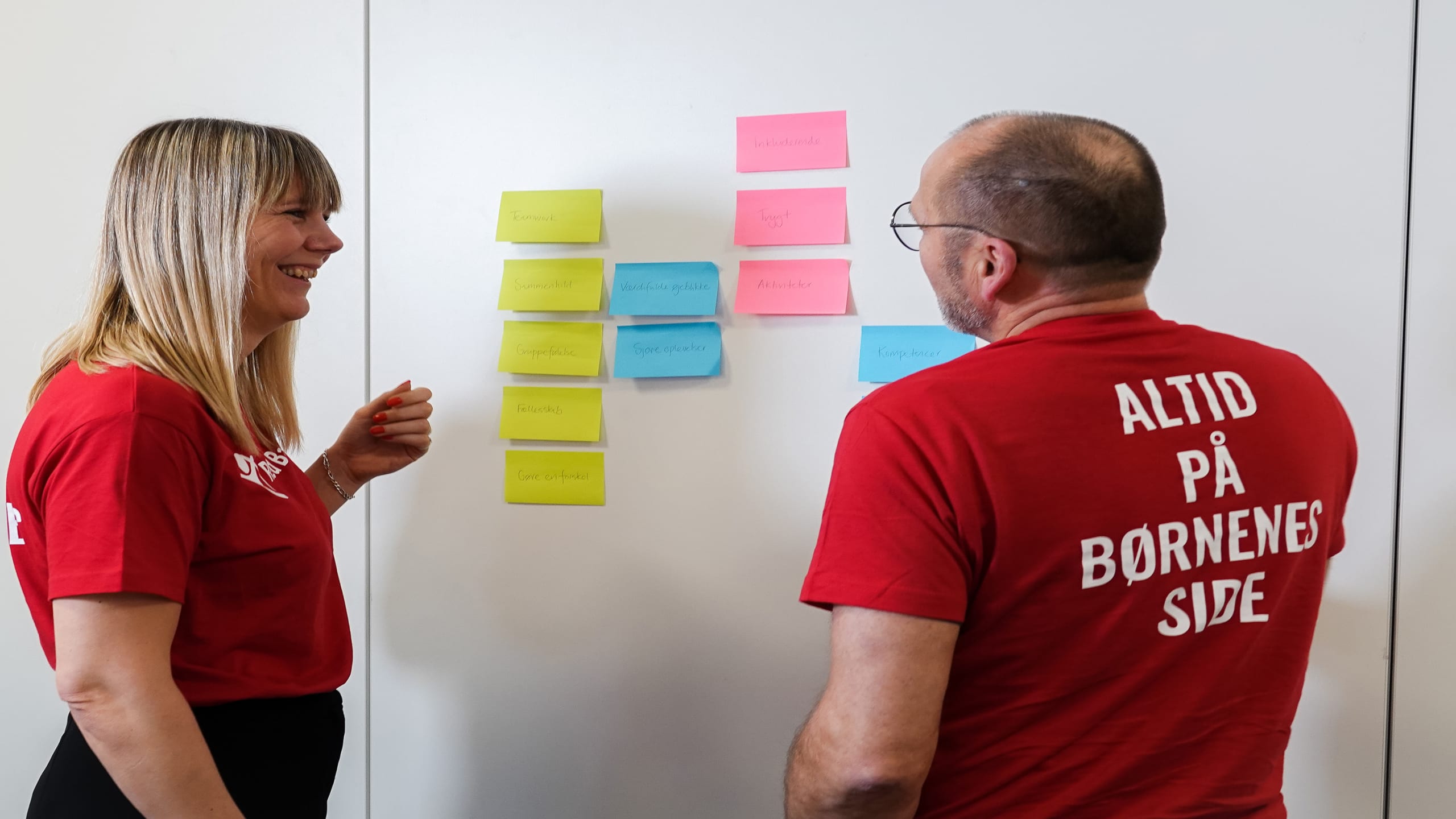 To personer kigger på postits