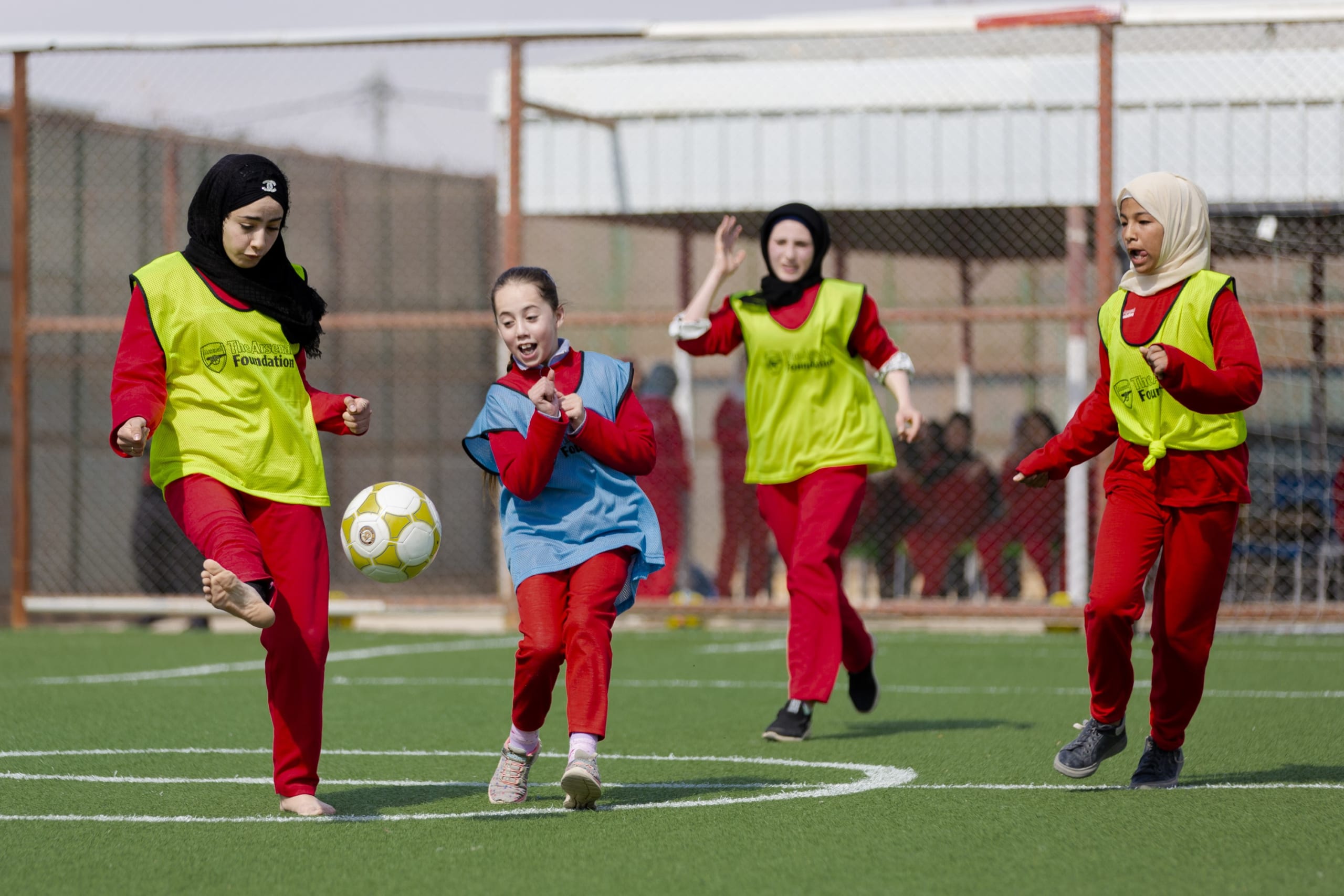 Piger spiller fodbold i flygtningelejr i Jordan