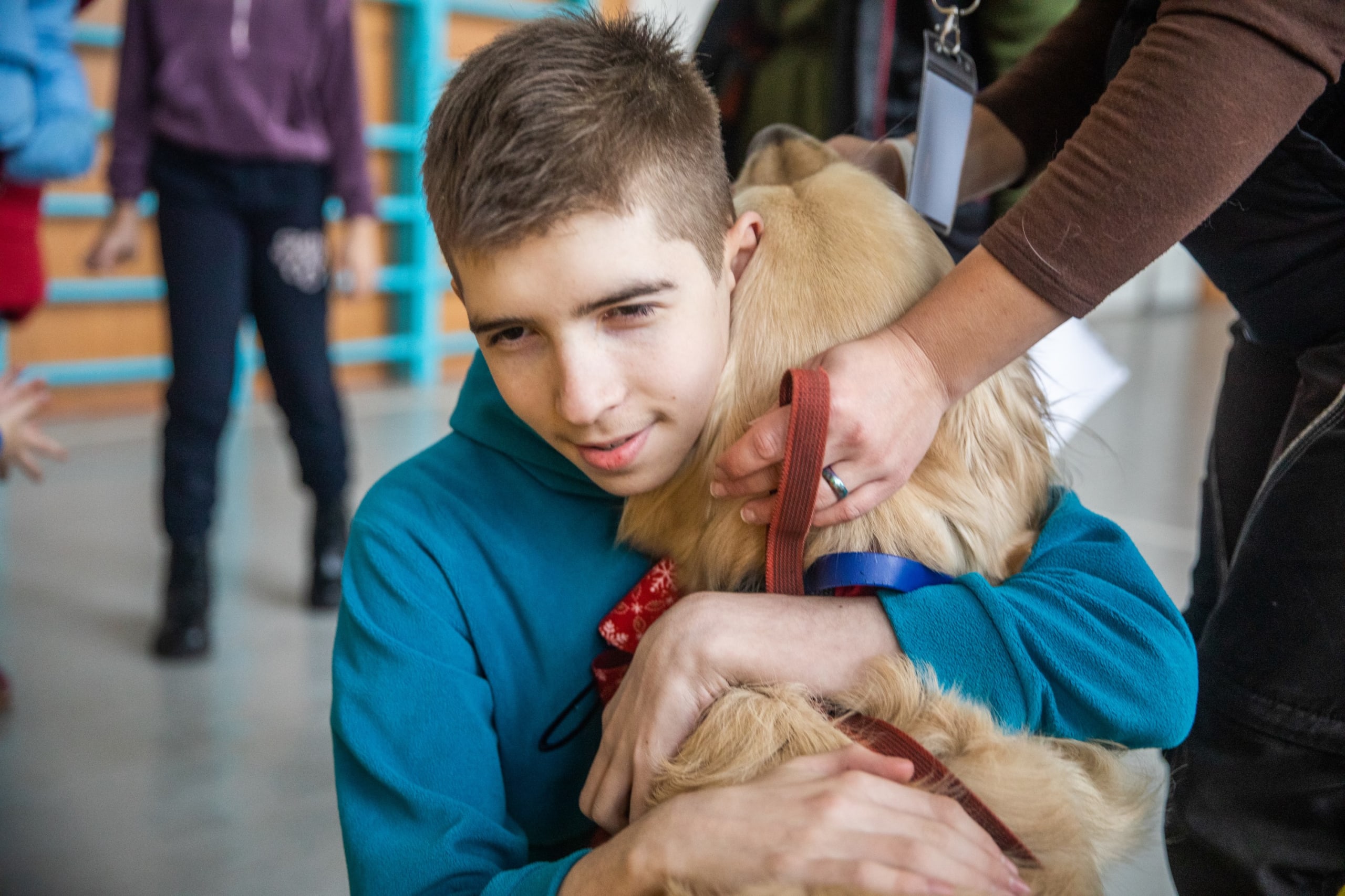 Dreng med terapihund i Ukraine