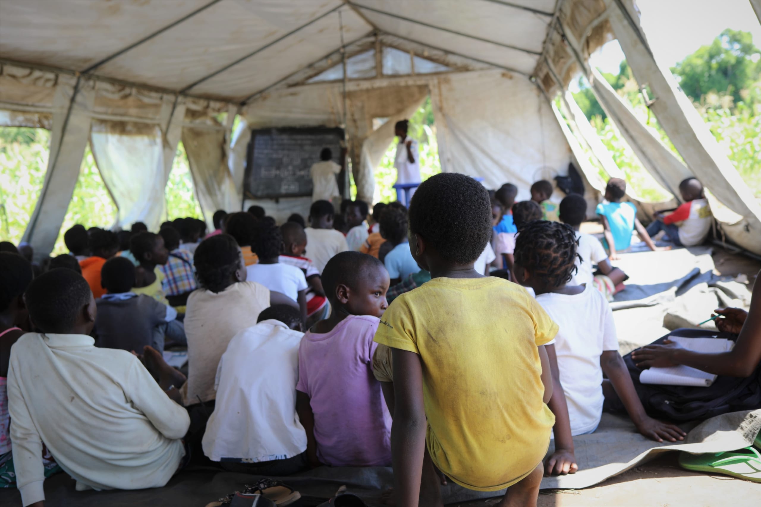 Børn i midlertidig læringscenter som Red Barnet driver i Mozambique